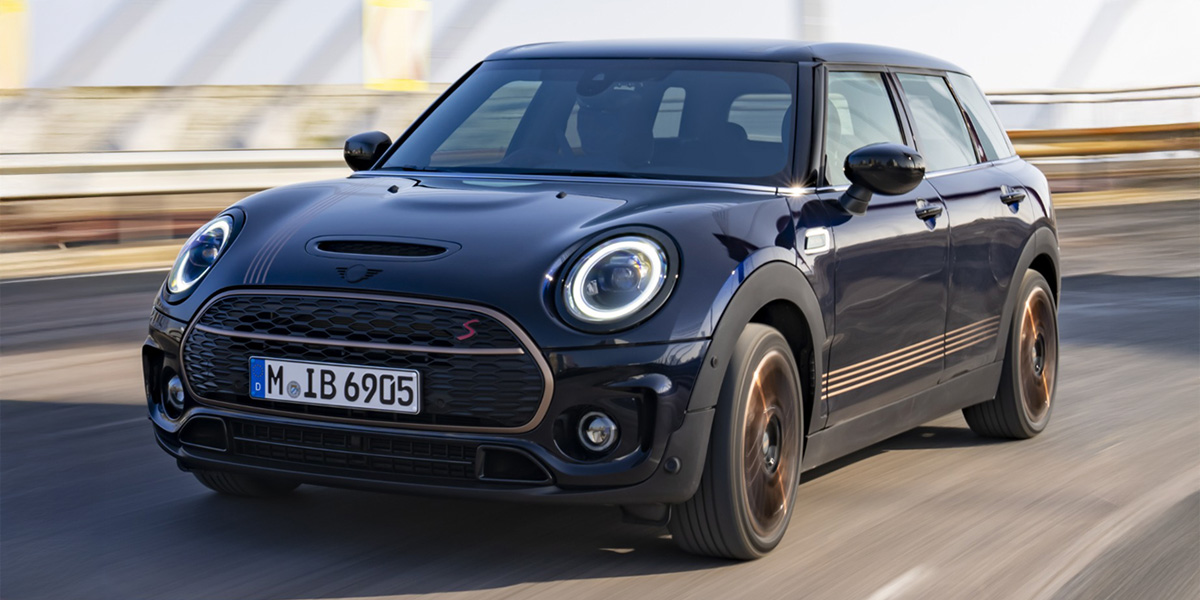 MINI クラブマン F54 リアビューと観音開きスプリットドアの外観